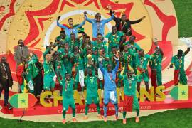 El senegalés Sadio Mané alza el trofeo mientras celebra con sus compañeros tras ganar la final de la Copa Africana de Naciones entre Senegal y Marruecos en Rabat, Marruecos.