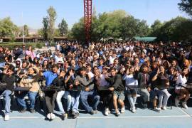 La entrega del mobiliario permitirá habilitar dos aulas adicionales dentro de la institución.