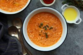 En tan solo 30 minutos de elaboración podrás disfrutar de esta sopa de ajo