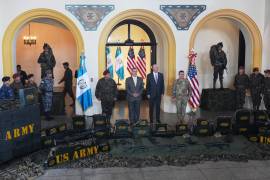 El presidente de Guatemala, Bernardo Arévalo (en el centro, segundo a la izquierda), posa junto al encargado de negocios de la Embajada de Estados Unidos, Jorgan K. Andrews, durante una ceremonia de recepción.