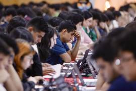 Aspirantes a nuevo ingreso a la Universidad Nacional Autónoma de México (UNAM) realizan el examen de control presencial este miércoles, en León, Guanajuato.