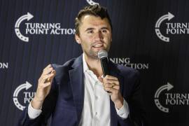 ARCHIVO - Charlie Kirk, director general y cofundador de la organización juvenil conservadora Turning Point USA, habla durante una reunión pública el 17 de marzo de 2025 en Oconomowoc, Wisconsin (AP Foto/Jeffrey Phelps, Archivo)