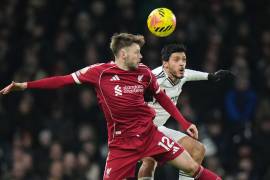 Raúl Jiménez fue titular con el Fulham y dio la asistencia para el primer gol en el empate 2-2 frente al Liverpool en la Premier League.
