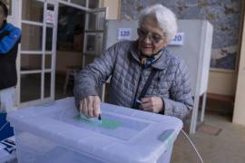 Ciudadanos participan en las elecciones del Consejo Constitucional 2023, un total de 2.932 centros de votación abrieron este domingo en Chile para dar inicio a los segundos comicios constituyentes en dos años.