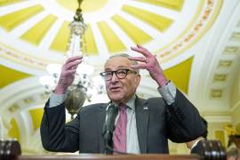 El líder de la minoría demócrata del Senado estadounidense, Chuck Schumer, pronuncia un discurso durante una conferencia de prensa en el Capitolio de los Estados Unidos en Washington.
