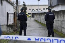 La policía custodia el acceso a una escuela donde una niña de 7 años murió y un profesor y cinco estudiantes más resultaron heridos en un ataque con cuchillo en Zagreb, Croacia, el 20 de diciembre de 2024. FOTO: