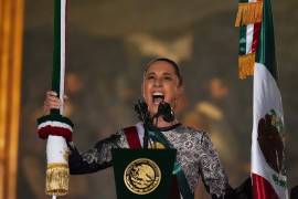 La presidenta Claudia Sheinbaum hace sonar la campana al dar el grito desde el balcón del Palacio Nacional para dar inicio a las celebraciones del Día de la Independencia en el Zócalo en Ciudad de México.