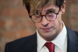 Milo Yiannopoulos es un bloguero británico de extrema derecha que fue editor del medio derechista Breitbart News. Sus discursos suelen ridiculizar el Islam, el feminismo, la justicia social y la corrección política.