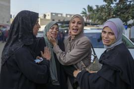 Mujeres palestinas tras un ataque israelí en el Hospital Mártires Al-Aqsa en Deir al-Balah, Franja de Gaza, el 8 de diciembre del 2024. FOTO: AP.