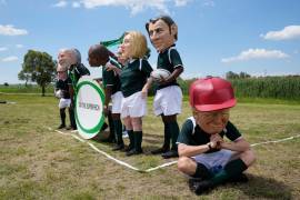 Manifestantes disfrazados de líderes mundiales protestan durante la cumbre del G20 en Johannesburgo, Sudáfrica. FOTO: