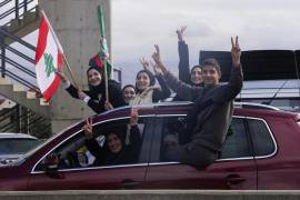 Residentes desplazados celebran su regreso a sus poblados tras un cese al fuego entre Israel y Hezbollah que entró en vigor el miércoles 27 de noviembre de 2024, en Ablah, este de Líbano. FOTO: AP.