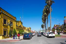 Se exhorta a automovilistas y peatones a respetar los cierres y seguir las indicaciones del personal de tránsito y seguridad pública.