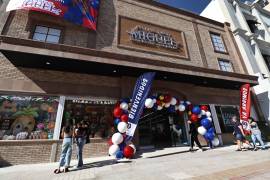 La nueva tienda inició operaciones en el número 470 de la calle Victoria, en el Centro de la ciudad.