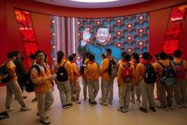 Estudiantes ven un video del presidente Xi Jinping en el Museo Militar de Pekín, el 20 de octubre de 2023. Jinping parece creer que solo su permanencia en el poder puede asegurar el ascenso de China.
