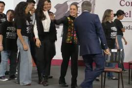 No hubo espacio para la sesión de preguntas y respuestas. Los cuestionamientos de los medios sobre las movilizaciones en conmemoración del 2 de octubre de 1968 fueron esquivados con un gesto taurino: “ahí la dejamos”.