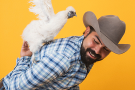 Alberto de la Peña Vargas vende huevos orgánicos de gallinas de libre pastoreo en la Granja El Carmen, un lugar en donde ha encontrado un refugio para la biodiversidad en Coahuila.