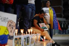 Familiares de detenidos que, afirman, se encuentran retenidos por motivos políticos esperan afuera de El Helicoide, sede del servicio de inteligencia de Venezuela y centro de detención.