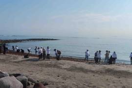 La presidenta Claudia Sheinbaum indicó que se mantiene el grupo interdisciplinario que investiga el derrame de combustible en el Golfo de México, y que se trabaja en un sistema de alertamiento y contención.