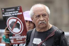 Integrantes de diferentes organizaciones civiles participan en una rueda de prensa previo a la marcha por el 52 aniversario de la Matanza del Jueves de Corpus, frente al Palacio Nacional en Ciudad de México (México).
