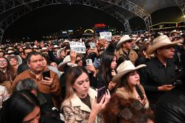 Equipados con chamarras y sombreros, los seguidores de la fiesta vaquera desafiaron el frío para disfrutar de los espectáculos.