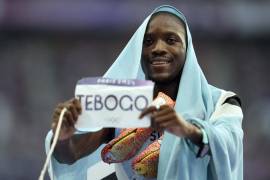 Letsile Tebogo, de Botswana, se quedó con el primer lugar de los 200 metros varonil en París 2024.