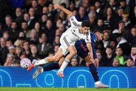 El delantero mexicano volvió a ser titular tras recuperarse de molestias y mostró gran entrega en Craven Cottage.