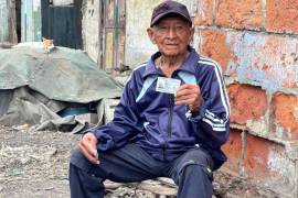 Carlos Lindao, conocido como Don Carlitos, tiene 123 años y continúa trabajando todos los días elaborando carbón y reciclando en Puerto El Morro, Ecuador.