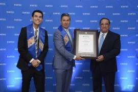 Enrique Javier Garza Cantú (derecha) recibió el recibió el Premio al Mérito EX-ATEC por parte del ITESM Campus Saltillo.