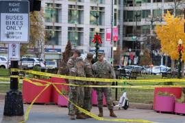 Dos agentes de la Guardia Nacional fueron atacados en un tiroteo, en el que fue arrestada una persona que se encuentra en estado crítico. La agente Sarah Beckstrom, de 20 años, pedió la vida tras las heridas.