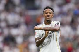 Éder Militão celebra el espectacular gol con el que abrió el triunfo del Real Madrid sobre el Espanyol en el Santiago Bernabéu.