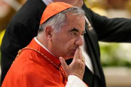 El cardenal Angelo Becciu asiste a un acto en la basílica de San Pedro en el Vaticano, el 27 de agosto de 20