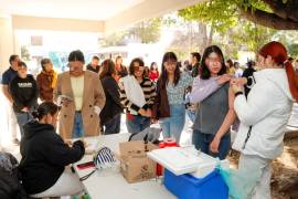 Personal de Enfermería del IMSS realiza acciones de vacunación y prevención como parte de la estrategia PrevenIMSS en Escuelas y Universidades.