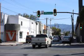 Una señalización vial en el cruce del bulevar Venustiano Carranza genera preocupación entre los automovilistas, quienes instan al Municipio a corregir el error antes de que cause un accidente.