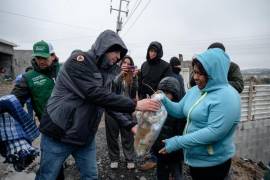 Brigadas estatales y municipales llevaron cobijas y bebidas calientes a familias de la colonia Héroes de Nacozari, al sur poniente de Saltillo.