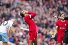 Virgil van Dijk intentó aportar su granito de arena para el Liverpool, sin embargo, no fue suficiente ante los embates de los Villanos en el duelo de Premier League.