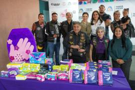 Durante el arranque de “Alas al Campo”, se realizó la primera entrega simbólica de paquetes de toallas sanitarias a mujeres de comunidades rurales.