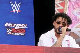Bad Bunny encabezó la conferencia de prensa de su pelea en donde se careó con Damian Priest, en presencia de Triple H.