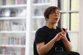 La directora ejecutiva de Amnistía Internacional (AI) México, Edith Olivares Ferreto. A las más de 127,000 personas desaparecidas y no localizadas en el país les han buscado sus familias, precisa Olivares Ferreto.