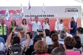 El alcalde Javier Díaz González y su esposa Luly López Naranjo, presidenta honoraria del DIF Saltillo, dan inicio al programa Colonias al 100 en el tradicional barrio del Ojo de Agua.