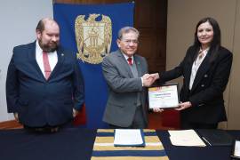 El rector Salvador Hernández Vélez recibió la certificación otorgada a la UAdeC como Institución Promotora de la Transparencia.
