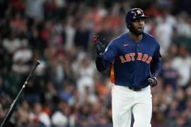 Yordan Álvarez, bateador designado de los Astros de Houston, la sigue botando y es la sensación en la primera parte de la temporada.