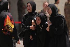 Familiares del soldado libanés Hussein Nazzal, quien murió el sábado en el sur del Líbano junto con un general de brigada y un capitán en un ataque aéreo israelí, lloran durante su cortejo fúnebre en Beiru.