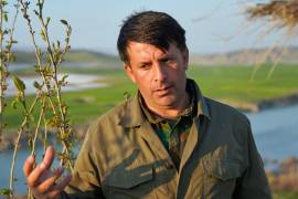 Rebaz Sherifi, comandante militar del Partido de la Libertad del Kurdistán (PAK), habla durante una entrevista en Irbil, Irak.