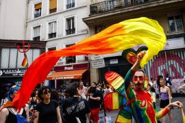 Un miembro de la comunidad LGBTQ participa durante el Desfile anual del Orgullo LGBTQ (Lesbianas, Gays, Bisexuales, Transgénero y Queer) en París, Francia.