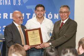 Jesús Hernández Tinoco, representante de la Copaes entregó la acreditación al programa educativo de médico cirujano de la Facultad de Medicina de la UAdeC.