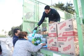 Personal descarga insumos que se entregan a cambio de materiales reciclables durante las jornadas del programa.