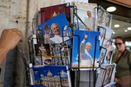 Postales del papa León XIV se ven en una tienda de objetos religiosos cerca de la plaza de San Pedro del Vaticano, en Roma, el lunes 12 de octubre de 2026.