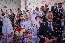 Parejas palestinas participan en una ceremonia nupcial multitudinaria en la ciudad de Hamad, en Khan Younis, Franja de Gaza.