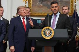 Arjun Sethi, co-CEO de Kraken, habla mientras el presidente Donald Trump escucha en un evento en la Casa Blanca en Washington.