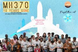 Familiares de los pasajeros y la tripulación a bordo del vuelo desaparecido MH370 de Malaysian Airlines durante un evento conmemorativo que marca el décimo aniversario de su desaparición en Jaya, Selango